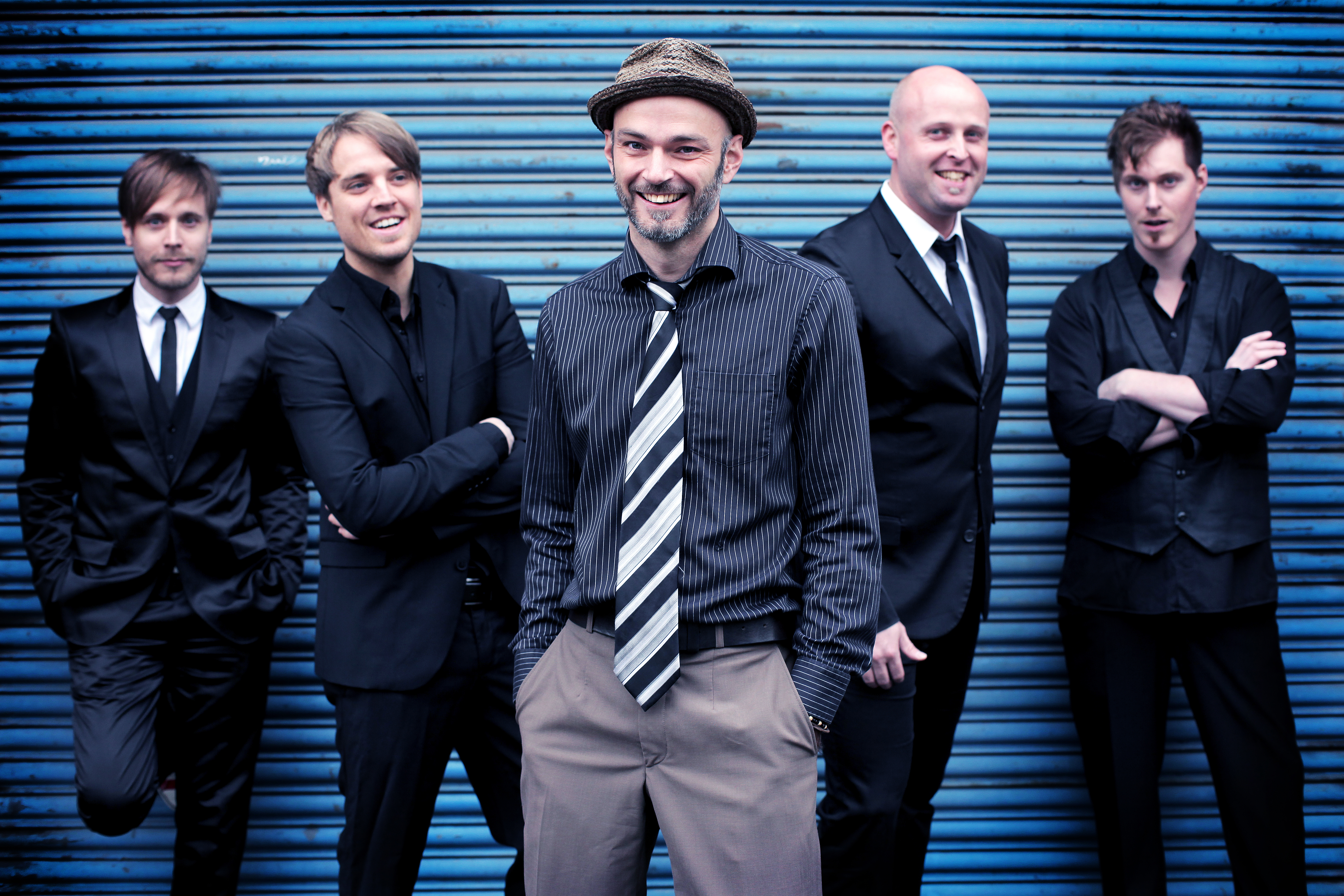 Covern kann jeder? Quatsch. Die Billyboyz spielen nicht einfach nur, sie zelebrieren ihr Partymusikprogramm.
Bei den fünf Sunnyboys sind die Hits von James Brown, Earth Wind & Fire, Simply Red, Seal und Prince bis zu den aktuellen Chart-Hits bestens aufgehoben. Location: Eckstein.