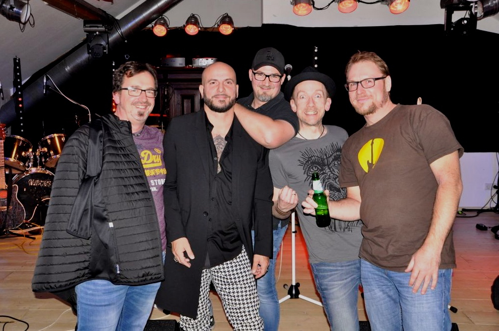 Mr. Wilson, das sind 5 Musiker, die energiegeladene Grunge-, Punk- und Rocksongs spielen, die außergewöhnlich sind und doch ein breites Publikum bedienen. Dabei stammen die meisten Songs aus den 90ern, in denen die Wilsons den größten Teil Ihrer bis heute andauernden Jugend verbracht haben. Also ist im Drübbelken Partyalarm angesagt.