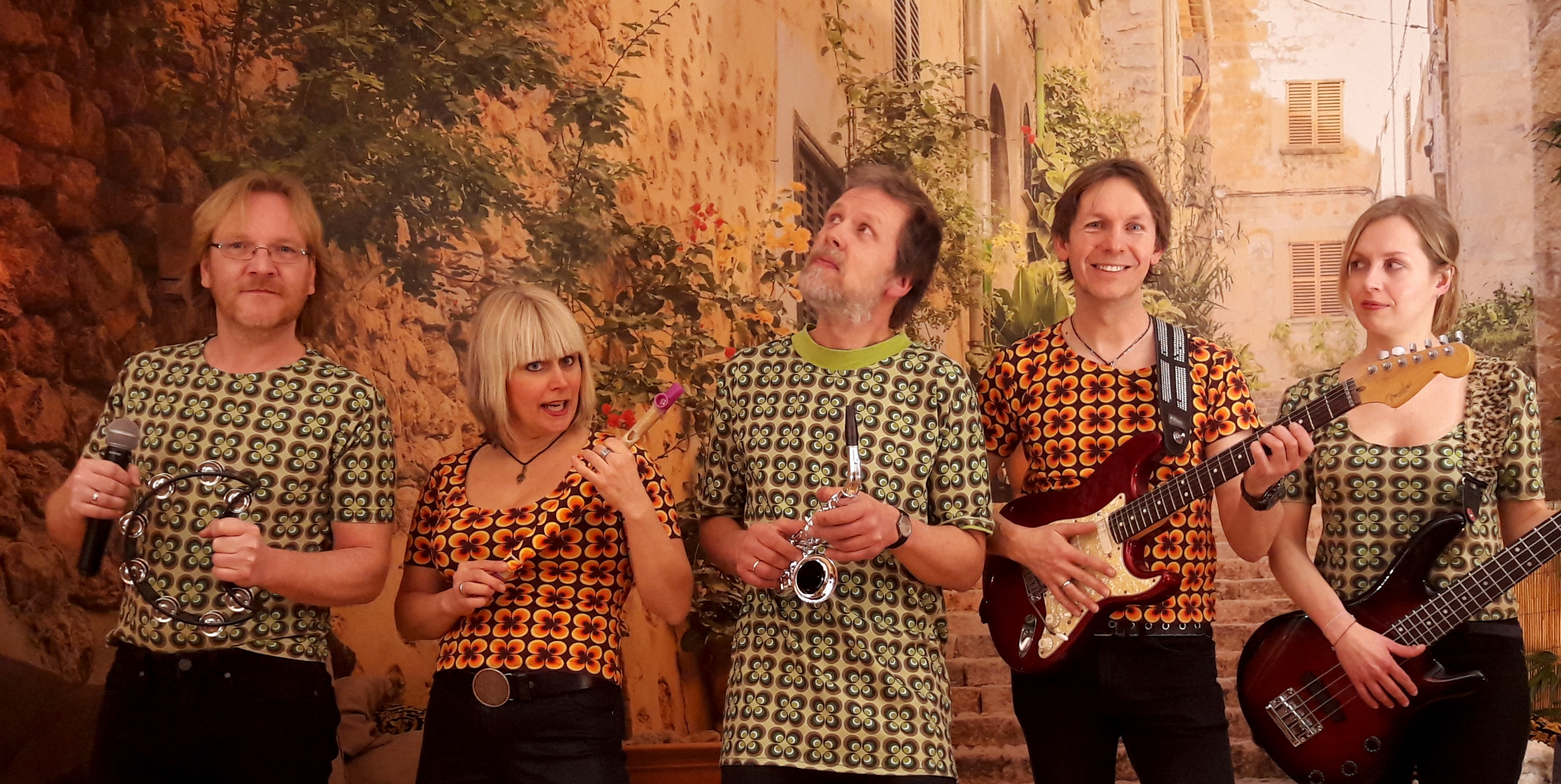 Die Säulen des PortAls bilden Roland Portale (Gitarre/Gesang) und Tina Vogel-Portale (Gesang).
Bei der Recklinghäuser Musiknacht werden sie ein breites Spektrum an Rock- und Popmusik liefern. Besonderer Schwerpunkt sind Oldies und Popklassiker auf unterschiedlichen Sprachen. Location: Kolpinghaus
