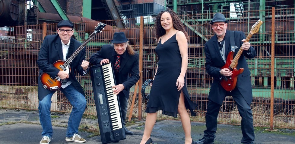 Die Gala- und Party Band begeistert mit ihrer vielfältigen Songauswahl. Egal ob Rock, Pop, Soul, Funk, Reggae oder Latin, spielt get.on.up Hits und Oldies von den 60ern bis heute, live zu erleben in der Krombacher Novelle.