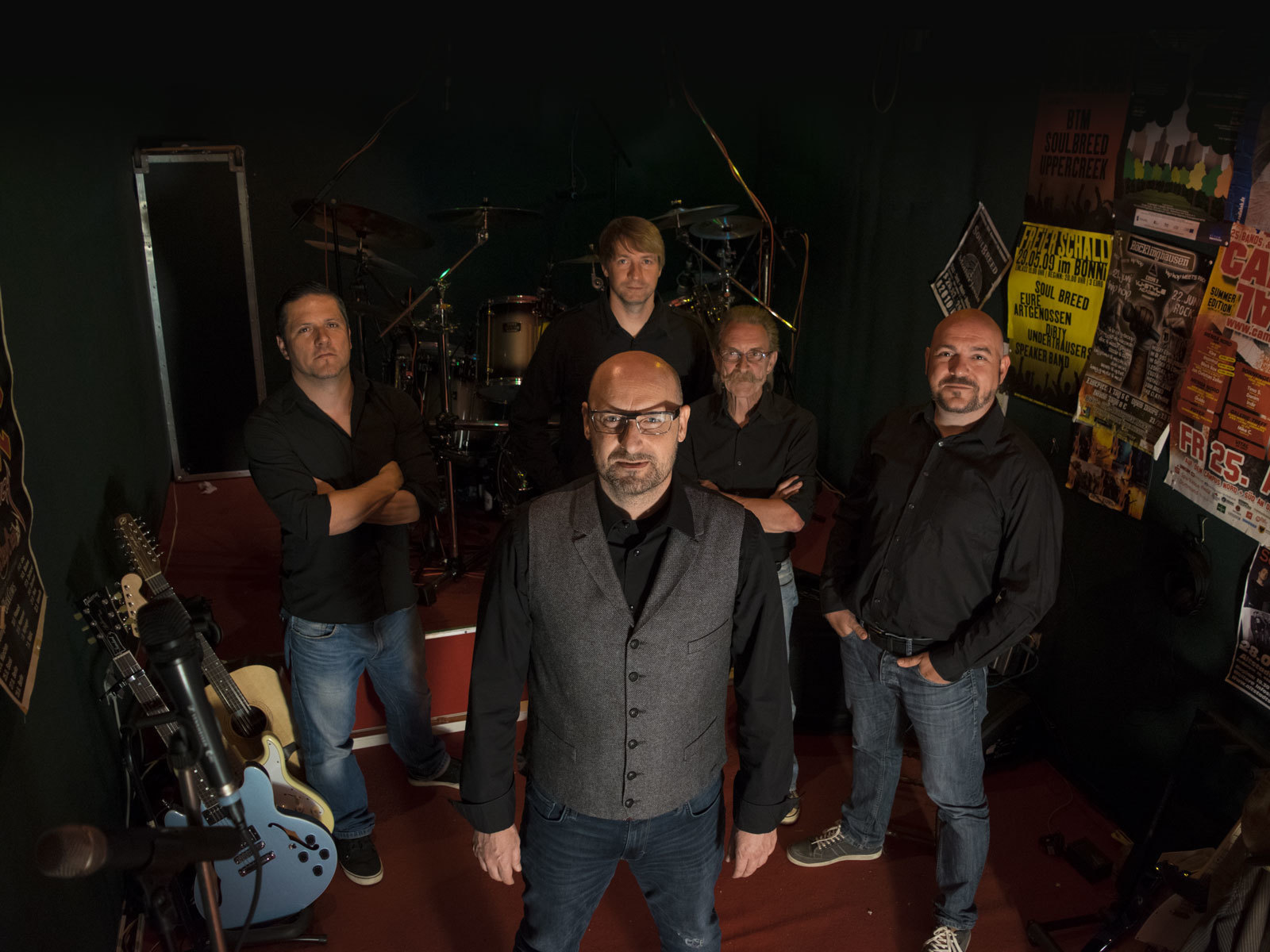 Guns N Hower rocken die Altstadtschmiede: Sie haben sich die Rosinen der Rockgeschichte herausgepickt und covern die größten Hits von Die Ärzte bis ZZ Top.
Die Bandmitglieder von Gus'n'Hower stammen alle aus dem Kreis Recklinghausen und sind teilweise in weiteren Bands seit mehr als 25 Jahren in der Recklinghäuser Musikszene aktiv und bekannt.