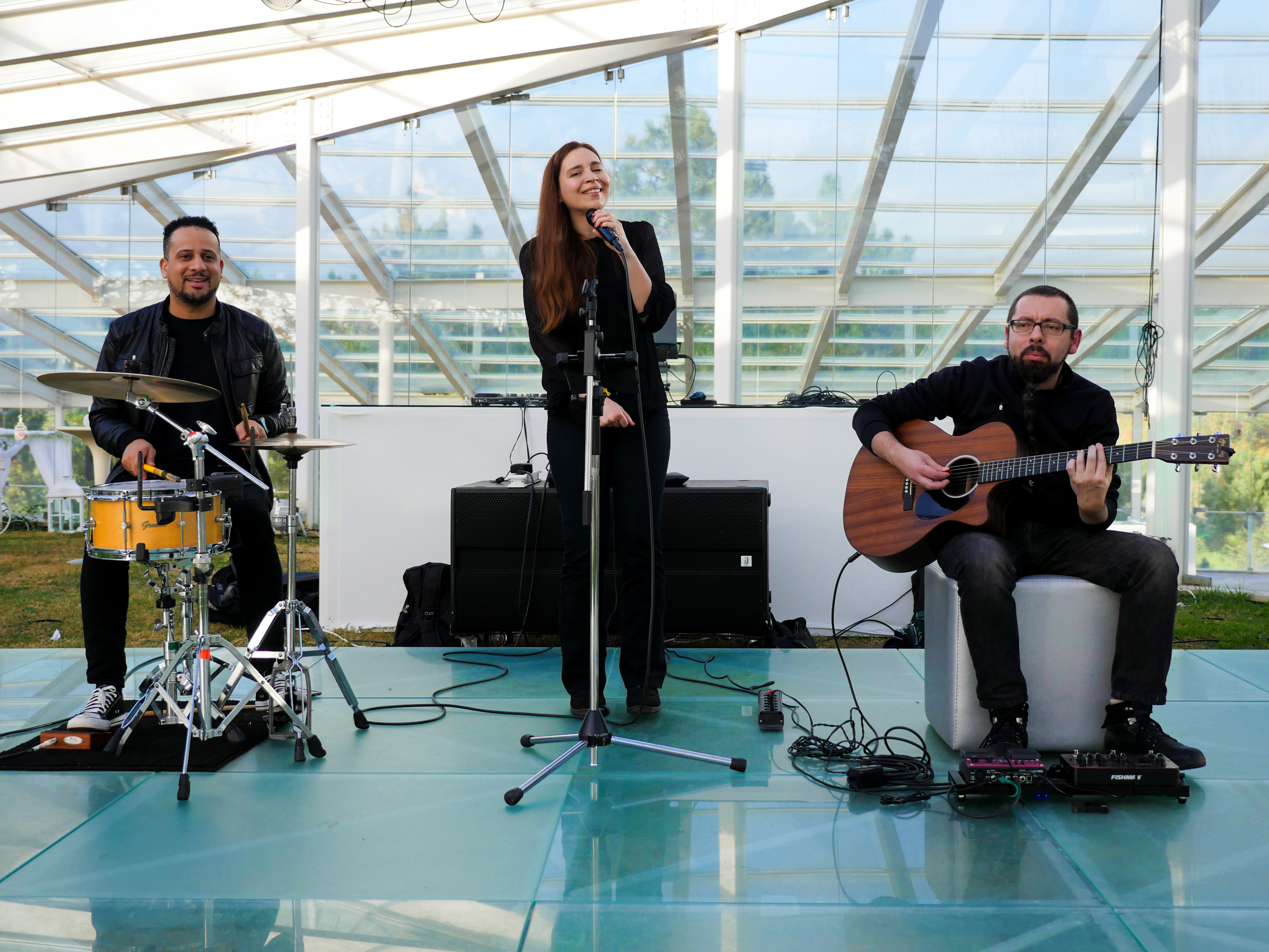 Mit der Musik von Tr3solution darf man das Unerwartete erwarten. Das eigens aus Lissabon anreisende sympathische Trio um Frontfrau Célia Ramos beherrscht ALLE Genres und Stilrichtungen und passt das Programm am Abend spontan auf die Stimmung an. Wer tanzen will ist hier richtig! Location: Goldstück.