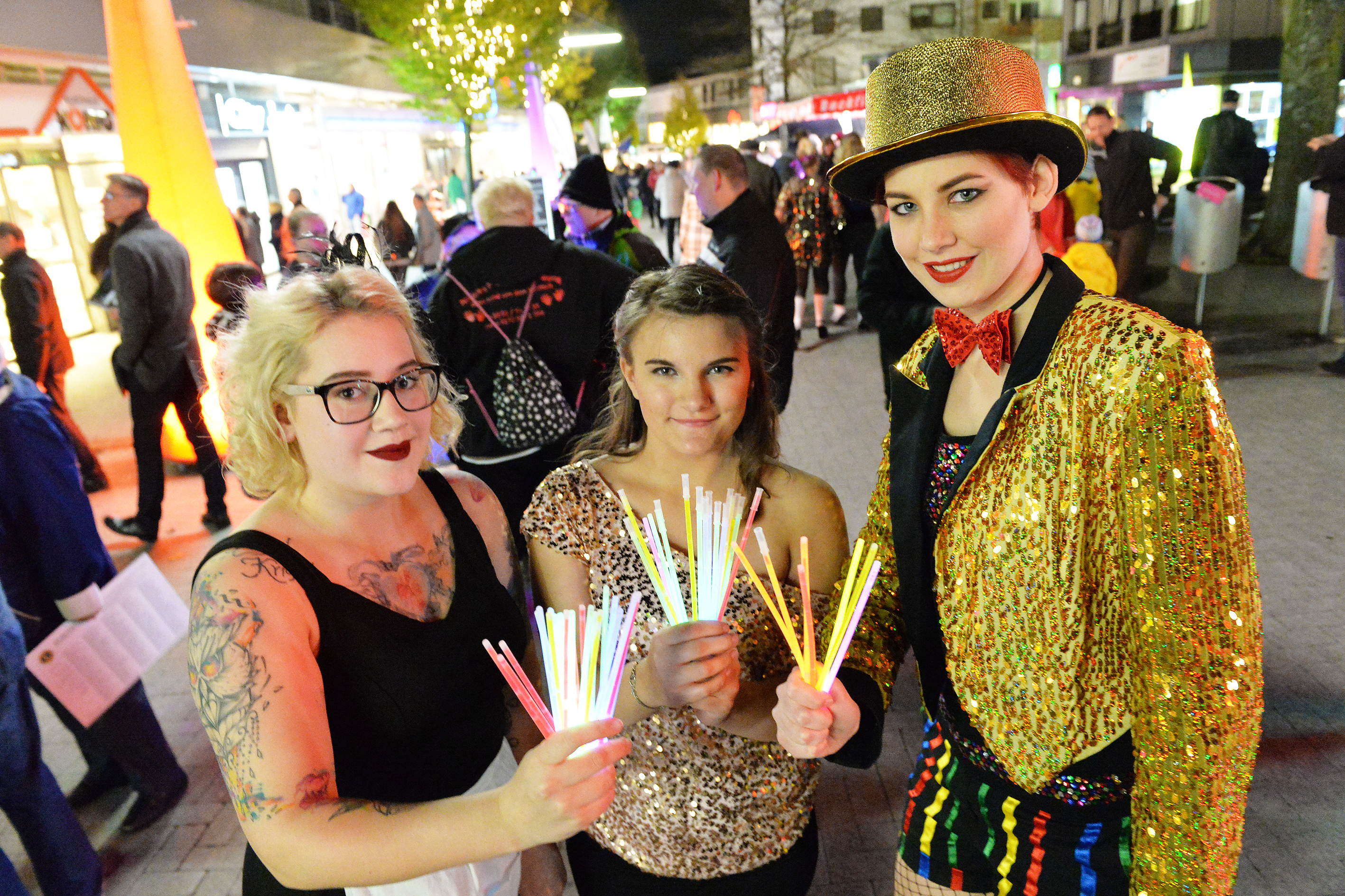 Sechs Meter große und farbig-bunte Lichtkegel erleuchten am Freitag, 26. Oktober, ab 18 Uhr die Velberter Fußgängerzone. Die Velbert Marketing GmbH (VMG) lädt gemeinsam mit ihren Partnern und den Einzelhändlern zu den "Velberter Lichtern 2018" ein. An die Besucher werden dabei unter anderem Knicklichter verteilt, damit sich die Innenstadt in ein farbenprächtiges Meer verwandelt.
