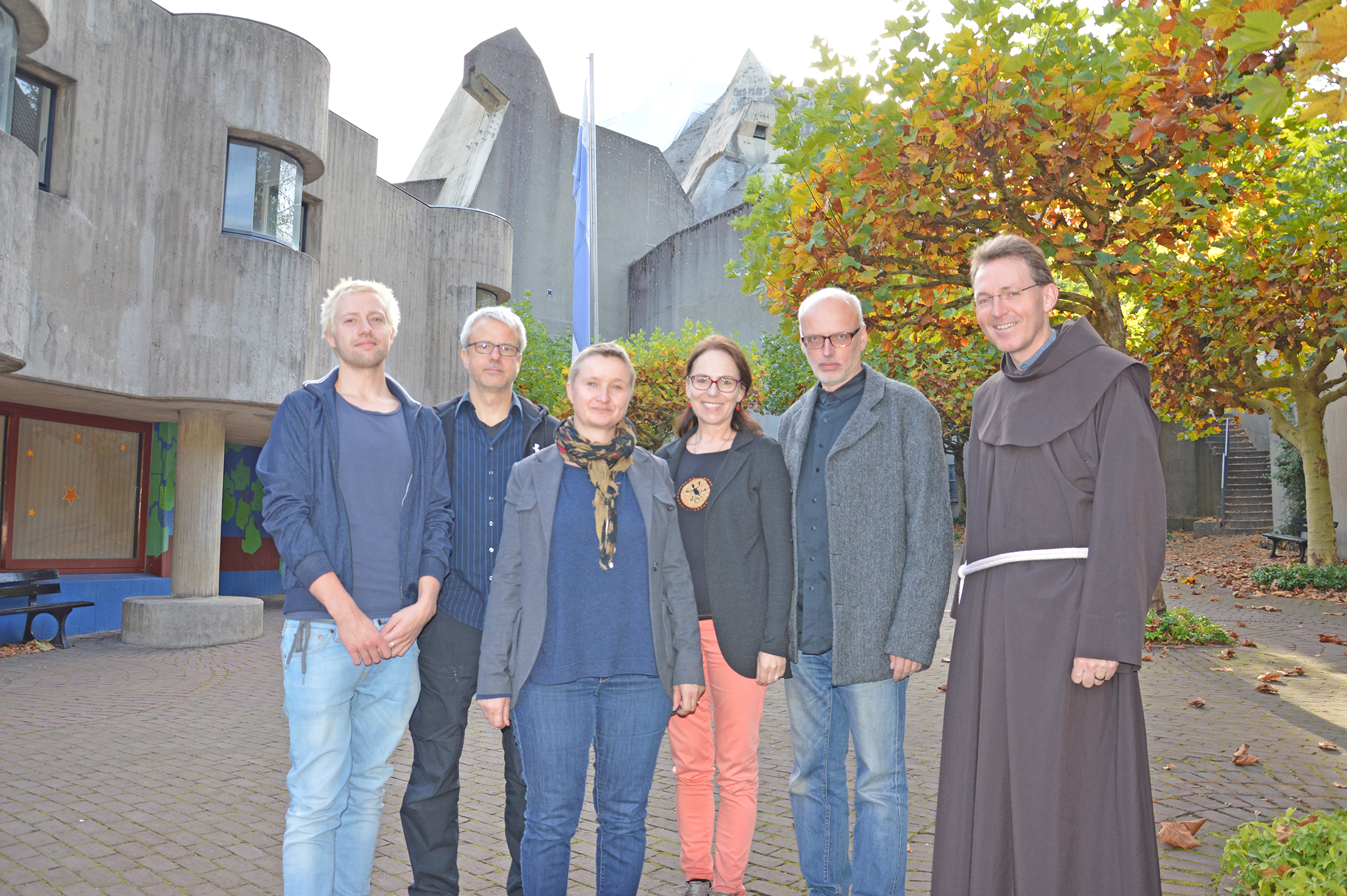 Sie haben über drei Jahre zusammengearbeitet, Ideen ausgetauscht sowie neue Möglichkeiten der Inszenierung entdeckt; nun freuen sie sich, dass es "Pharus" Anfang November im Mariendom zu erleben gibt: Paul Friedel (von links), Lichtdramaturg, Ronald Gaube von "Area Composer", Lichtplanerin Uta von Schenck, Dorothee Pilavas und Peter Hölscher von "Area Composer" sowie Bruder Frank Krampf von der Marienwallfahrt Neviges.