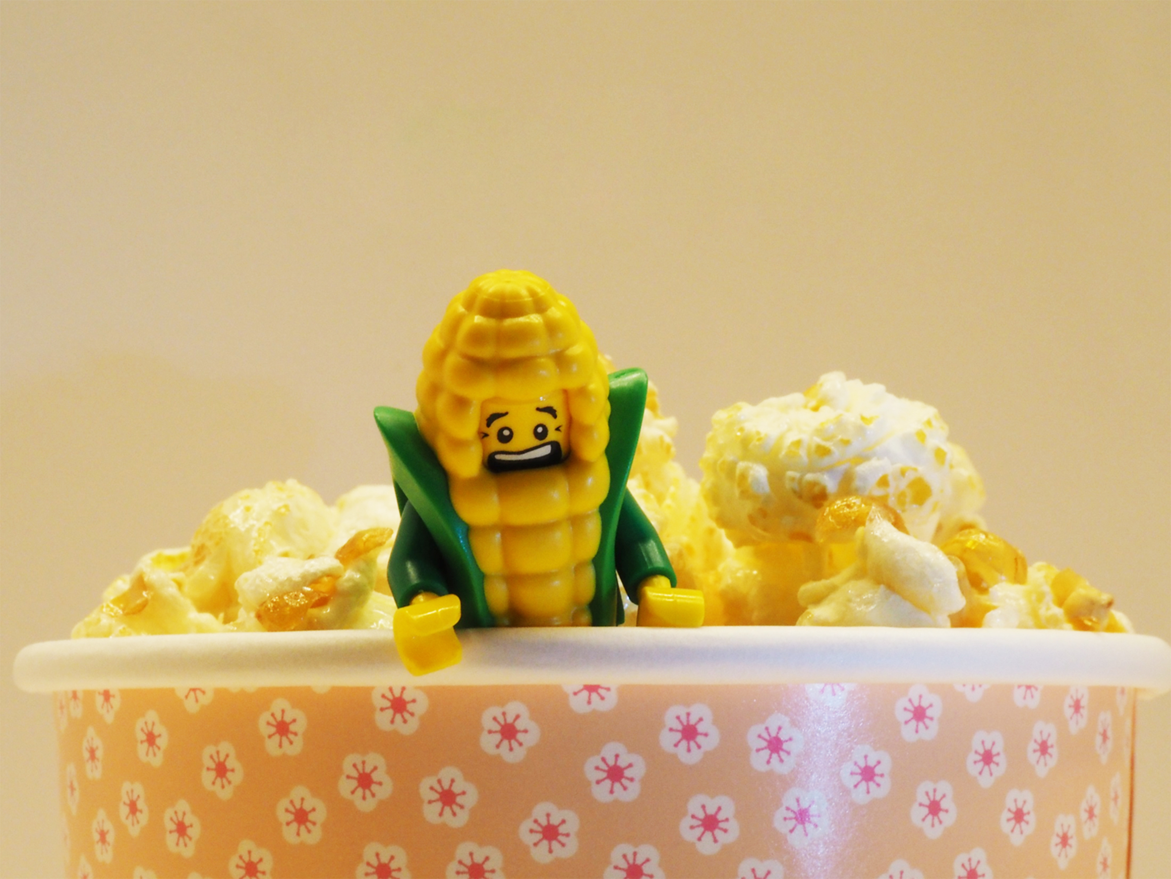 Richtig Witz hat diese Fotografie von "maLEGOnie": Ein Maiskolben-Lego-Männchen lugt aus dem Popcorn-Becher. Großes Kino...