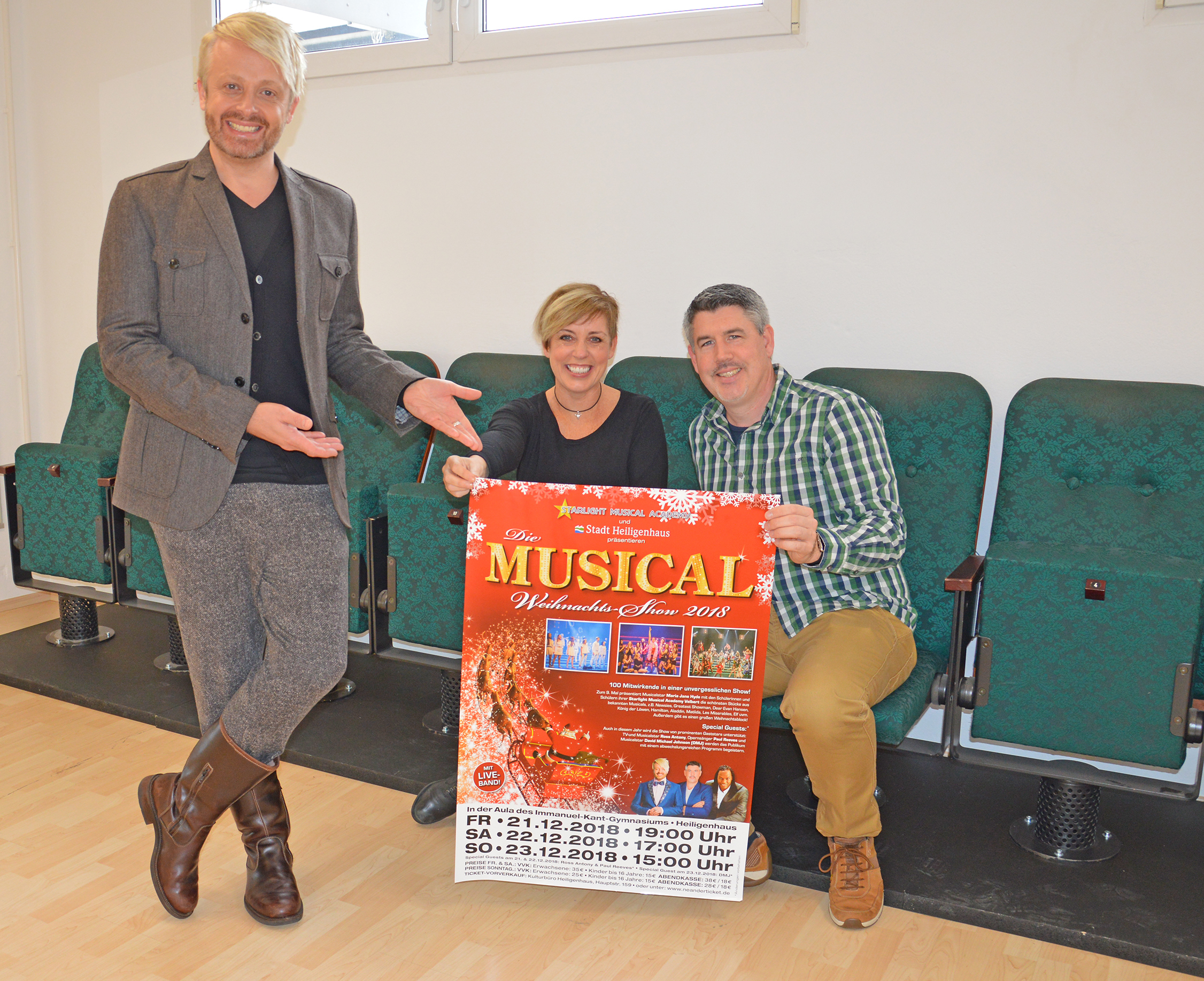 Zahlreiche Scheinwerfer sind am Wochenende vor Heiligabend und Weihnachten auf die Kinder und Jugendlichen der Starlight Musical Academy gerichtet. Maria Jane Hyde (Mitte) und ihre rund 160 Schüler unterhalten in der Aula des Immanuel-Kant-Gymnasiums in Heiligenhaus wieder mit einer großen Musical-Show. Drei Vorstellungen wird es geben und keine gleicht der anderen. Mit Entertainer Ross Antony (links), Opernsänger Paul Reeves (rechts) und Musical-Darsteller David Michael Johnson gibt es professionelle Unterstützung.