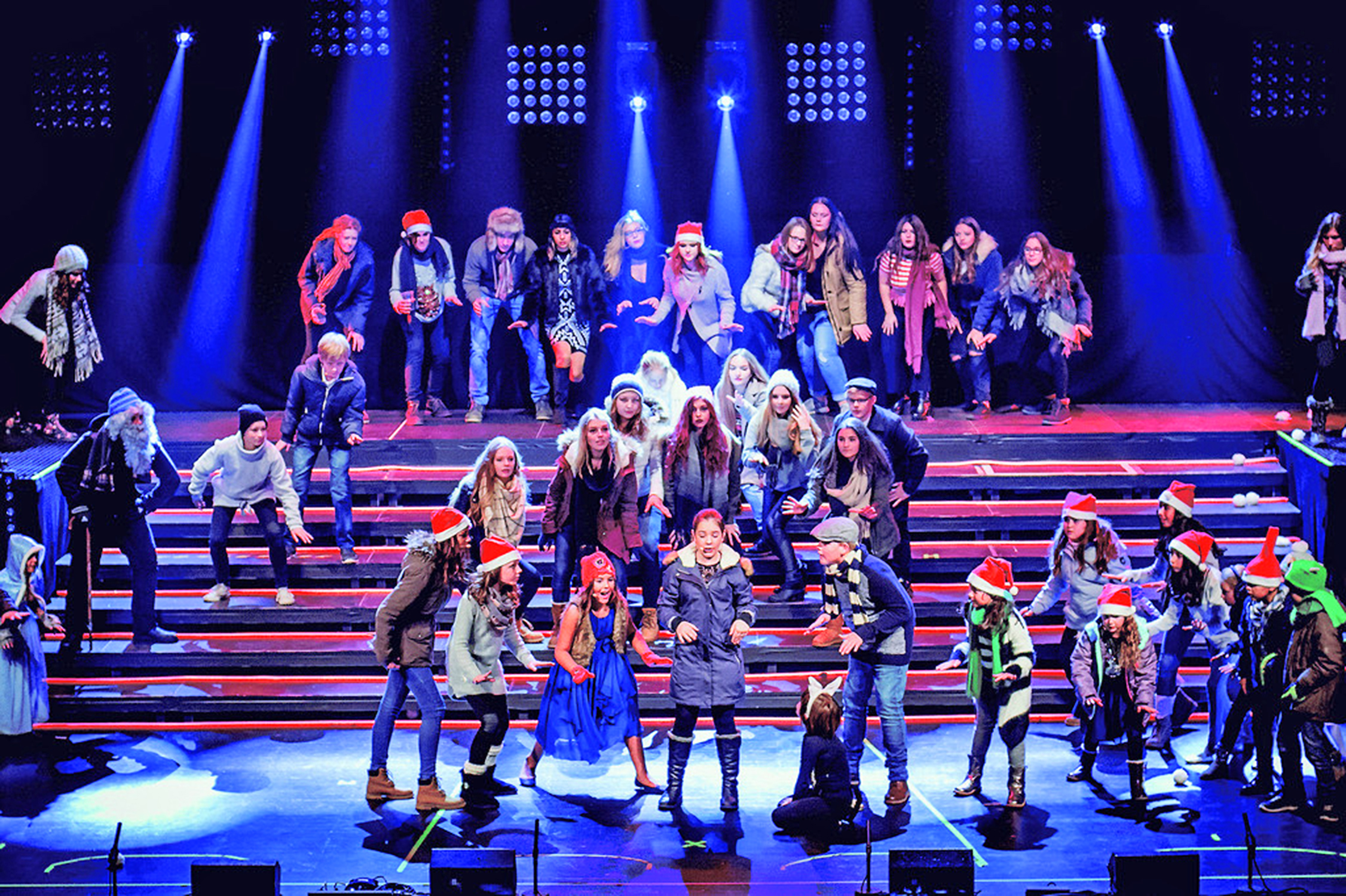 Insgesamt 160 Kinder und Jugendliche lernen in der Starlight Musical Academy bei Maria Jane Hyde und weiteren Lehrern alles rund um Gesang und Tanz. Im Dezember zeigen sie ihr Können bei drei großen Musical-Weihnachts-Shows in der Aula des Immanuel-Kant-Gymnasiums.