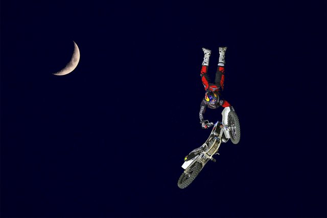 Der beste deutsche Freestyler Luc Ackermann begeisterte mit seiner Performance die vielen, meist jugendlichen Fans bei der "Moonlight-Freestyleshow" am Vorabend zum Motocross am 1. Mai 2018.