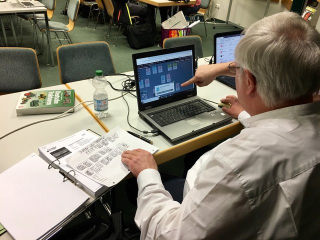 Die Arbeit an der eigenen Familiengeschichte geschieht heute am Computer und mit Hilfe des Internets.
