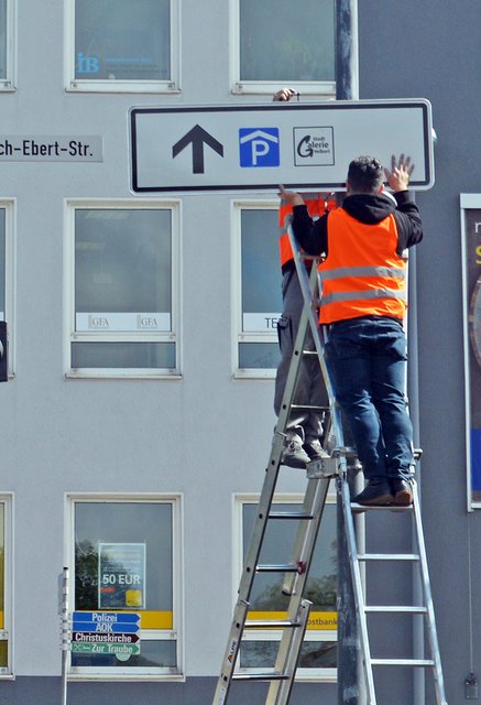 Sieben richtungsweisende Schilder wurden am Donnerstag und am Freitag angebracht.