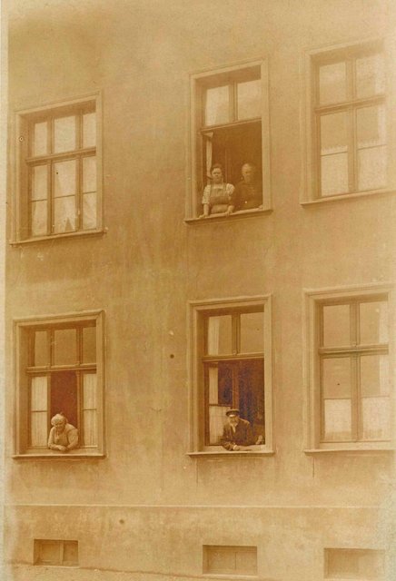 In diesem Haus an der Neustraße 149 verbrachte Carl Kipper den größten Teil seiner Kindheit und seiner Jugend. Hier zu sehen sind unter anderem (in der unteren Etage) seine Mutter und sein Vater.