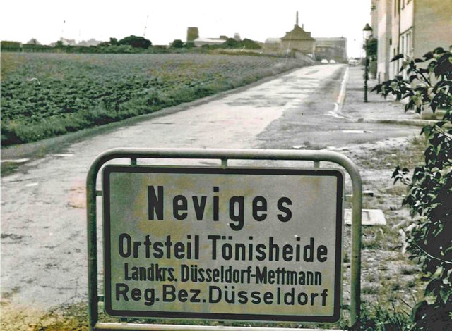 Die letzten Jahre seines kurzen Lebens verbrachte Carl Kipper in einer Heil- und Pflegeanstalt in Bedburg-Hau. Seine eigentliche Heimat war der Nevigeser Ortsteil Tönisheide.
