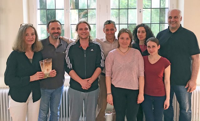 Das Ensemble der Uraufführung von "Hämon und Antigone" (von links): Martina B. Mann (Regie), Carlos Garcia Piedra (Kreon), Yannick Hehlgans (Hämon), Nicolay Weller (Söldner), Linda Klein (Antigone), Sophia Brocker (Bürgerin), Diana Margolina (Ismene) und Stawinoga (Priester).