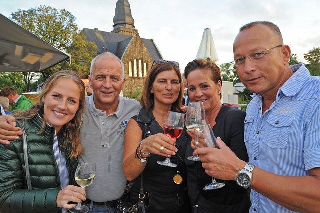 Im vergangenen Jahr fand das Velberter Weinfest einmalig auf dem Pestalozziplatz statt. Nun - nachdem es auch zwischenzeitlich auf dem Rathausplatz und vor dem Forum veranstaltet wurde - kehrt es zurück zum Ursprungsort: Vom 8. bis zum 11. August wird sich daher auf dem Offersplatz zugeprostet.