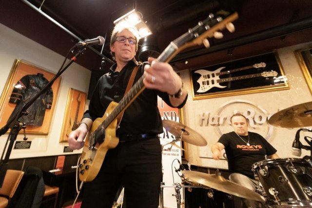 Clint - Gitarre und Gesang