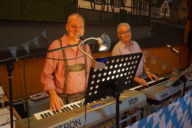 Hartmut (li.) und Hans Hennecke werden auch beim Oktoberfest des WFB Fördervereins wieder zum Tanz aufspielen.