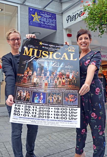Maria Jane Hyde (rechts) von der Starlight Musical Academy und Almuth Schildmann-Brack, Leiterin des Heiligenhauser Kulturbüros, empfehlen Bürgern, nicht mehr zu lange mit dem Kartenkauf zu warten.