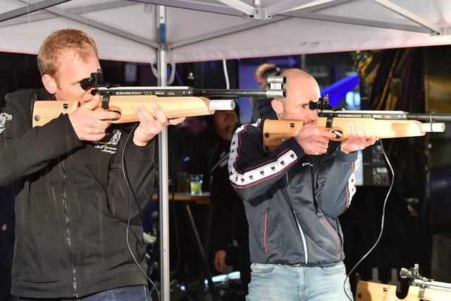 Erst 400 Meter Skilanglauff auf dem Thoraxtrainer, dann eine ruhige Hand beim Schießen mit dem Infrarotgewehr: Im Rahmen der Velberter Lichter findet auf dem Platz Am Offers die Biathlon-Stadtmeisterschaft statt.