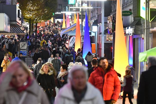 Die Velberter Lichter sind ein Herbst-Highlight zu Beginn der dunklen Jahreszeit. Zahlreiche Lichtinstallationen und bunte Lichtkegel nehmen die Besucher mit in eine Welt der Farben und Effekte und lassen die Fußgängerzone in einem ganz besonderen Licht erstrahlen. | Foto: Ulrich Bangert