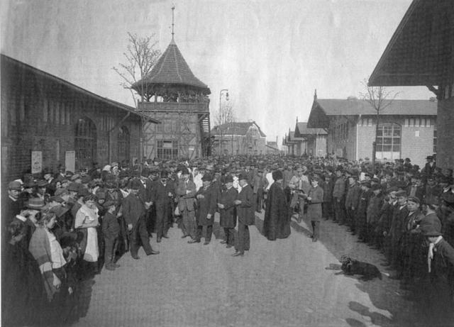 Auswanderer warten in Hamburg-Ballinstadt im Jahr 1907 auf die Weiterreise nach Amerika.