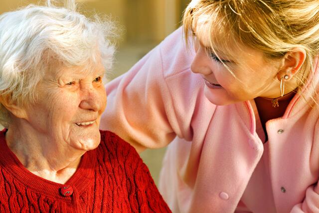 Neue Kurstermine: Angehörige lernen Pflege | Foto: ©gilles lougassi - stock.adobe.com