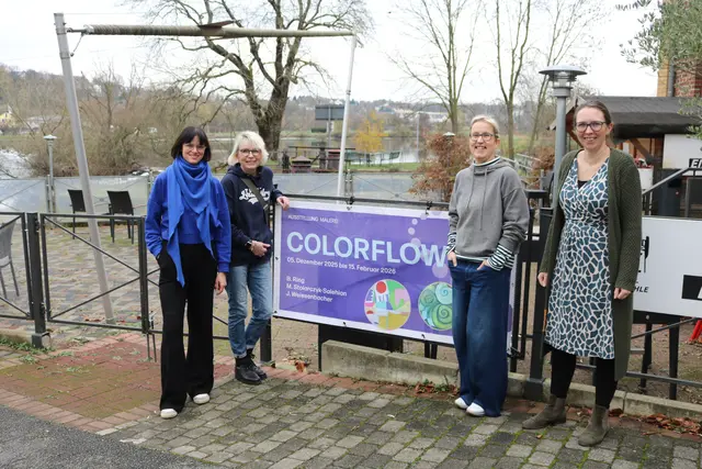 Die Künstlerinnen Jen Weissenbacher, Monika Stolarczyk-Salehian, Barbara Ring mit Sabine Rottschy (Birschel-Mühle) (v.l.n.r.)