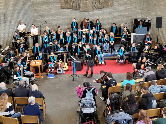 Die Kinder der Oberlinschule der Ev. Stiftung Volmarstein und die Musiker des Landespolizeiorchester NRW beim Gospelkonzert 2025. | Foto: aN/esv