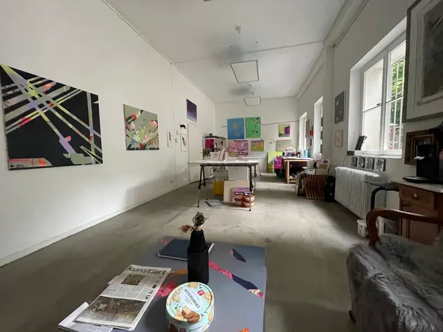 Blick in einen von 12 Atelierräumen in der Villa Artis in der "kleinen" Ruhrstraße Nr. 3 / Ecke Delle 
ÖPNV: "Stadtmitte-MH"  
NAVI & PARKEN: "Delle 54" und "Casino" | Foto: Archiv Villa Artis