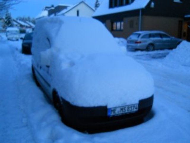 Verschneites Fahrzeug