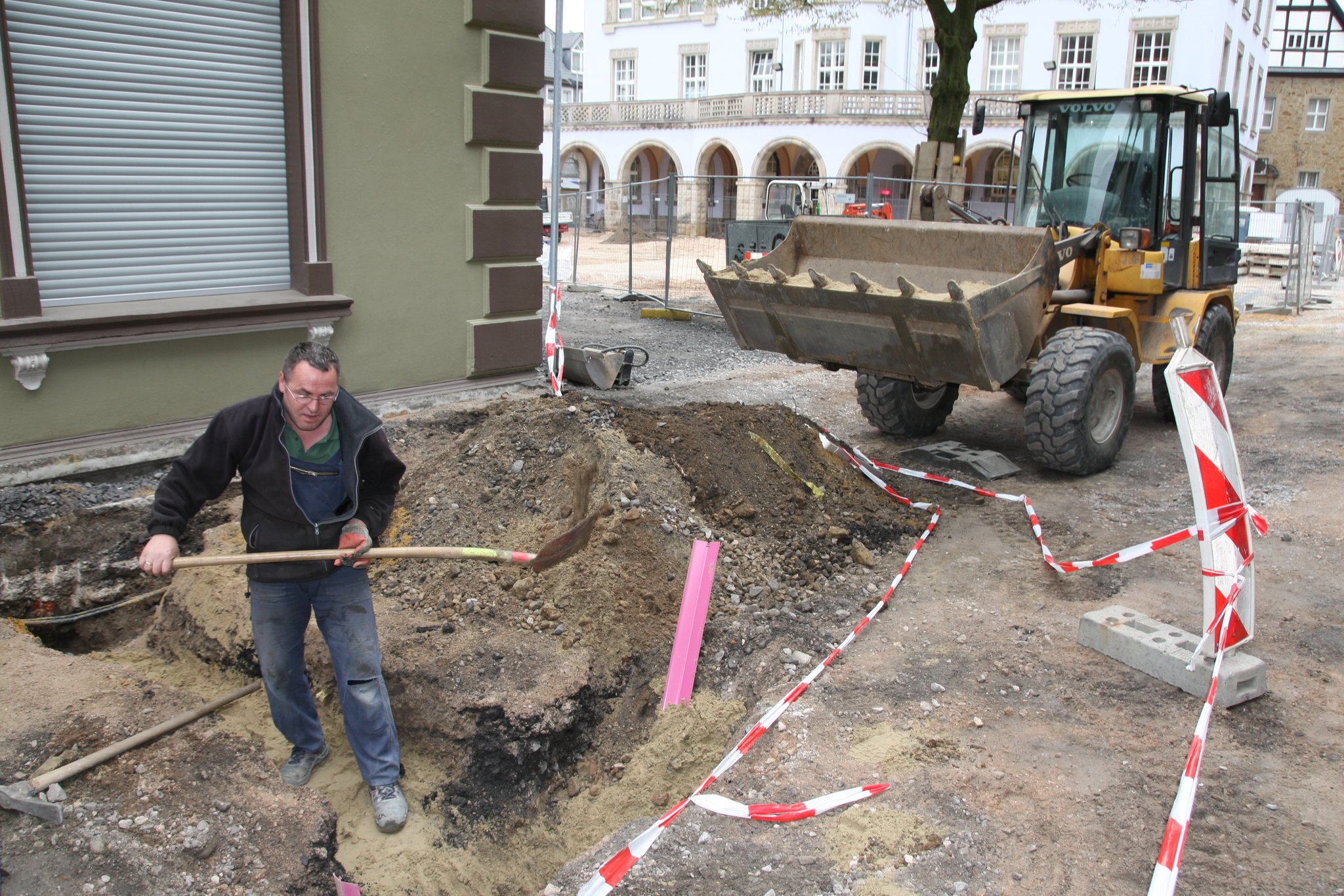 Die Neugestaltung Des Alten Rathausplatz In Menden Kabelgraben die-neugestaltung-des-alten-rathausplatz-in-menden-kabelgraben