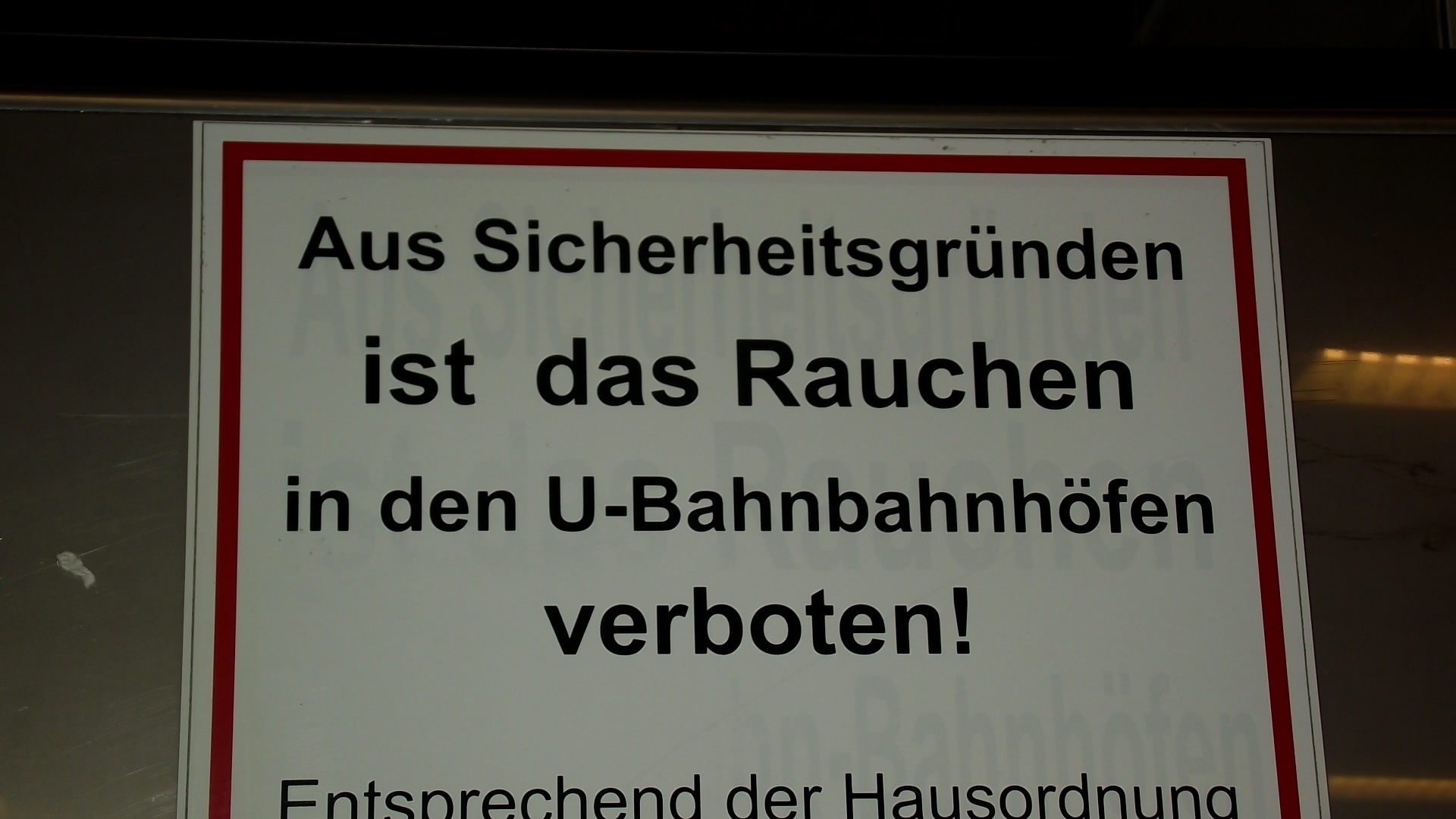 Wo nochmal gerade, in den Was ??? - Gesehen im U Bahnhof König Heinrich Platz