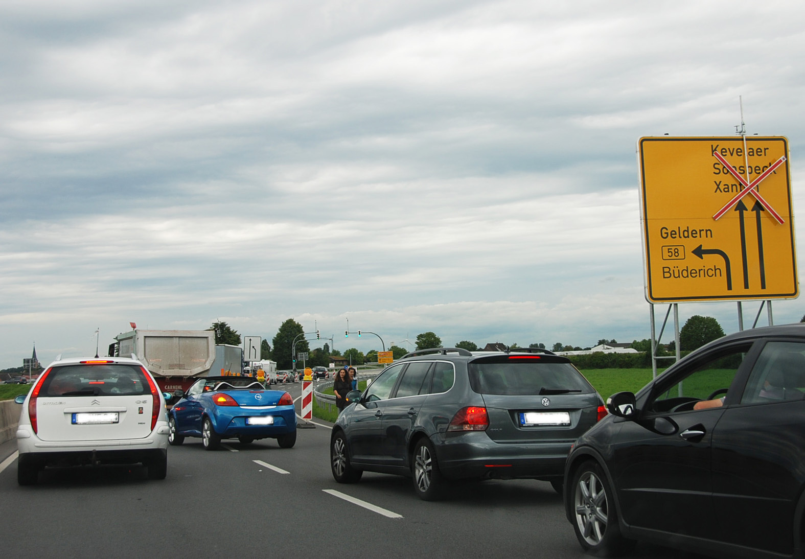 Wer derzeit von Wesel auf die linke Rheinseite wechseln möchte, hat richtig schlechte Karten. Der Stau beginnt auf der Rheinbrücke und setzt sich bis hinter Büderich fort. Da hilft nur noch Geduld, Geduld, Geduld!