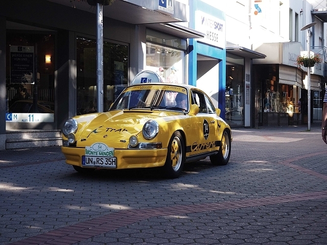 Porsche 911 Carrera RS, Baujahr 1973; 2,7 l Hubraum, 6 Zyl. Boxermotor, ca. 250 PS. Ursprünglich waren 500 Fahrzeuge geplant, gebaut wurden aber insgesamt 1590 Carrera RS.