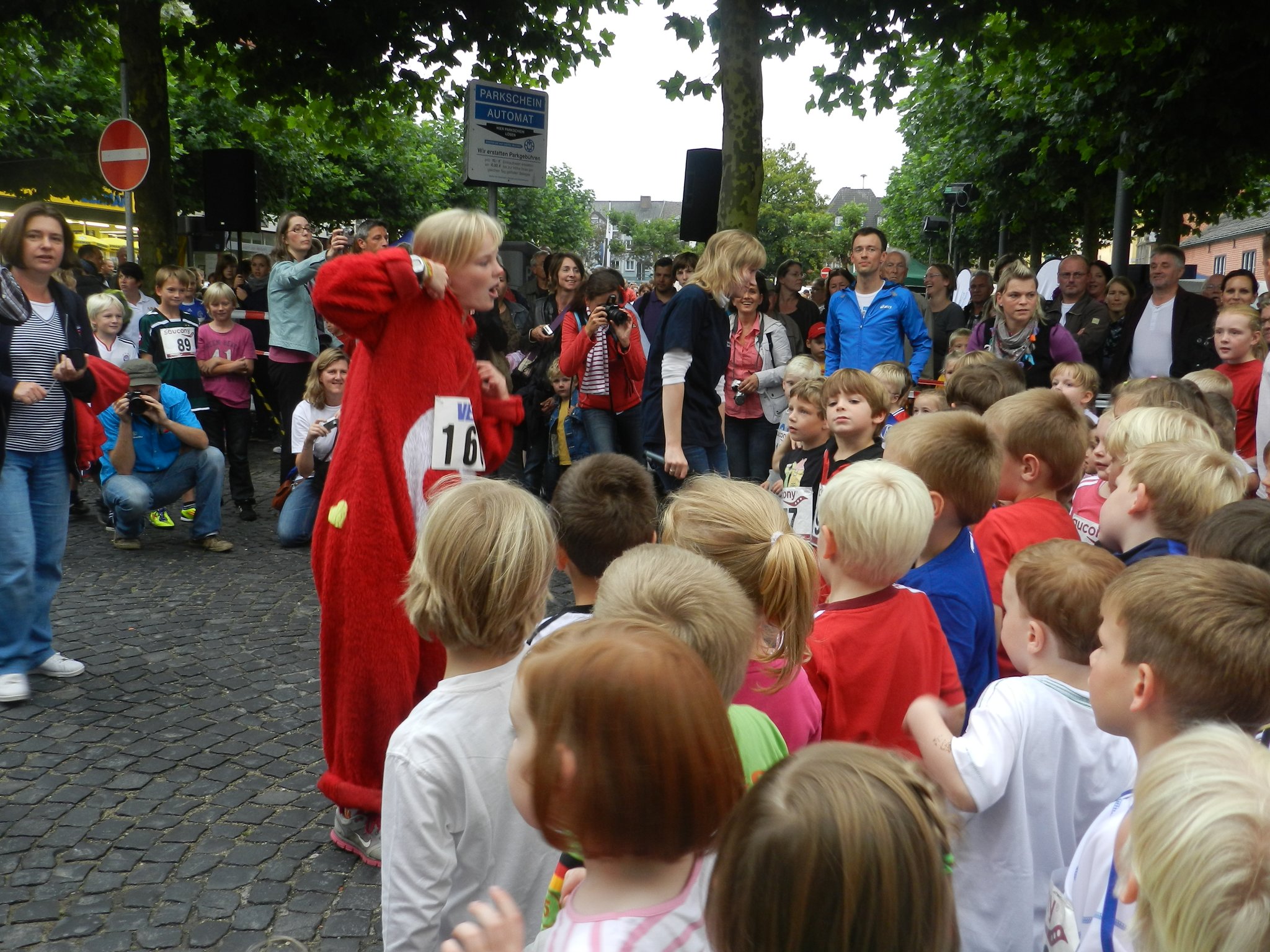 Die Kindergartenkinder werden mit dem "Flummilied" auf ihren Lauf in