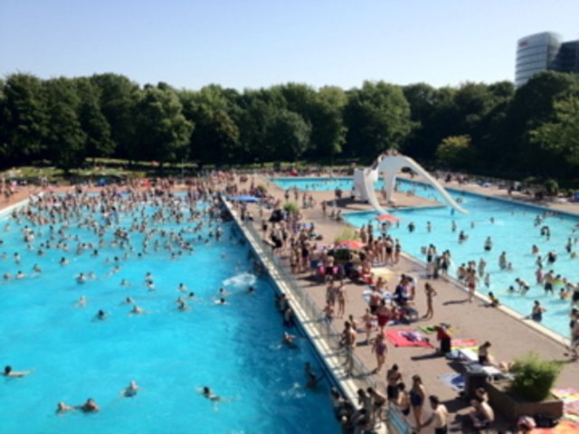 Abkühlung am Hitze-Sonntag im Grugabad, Essen