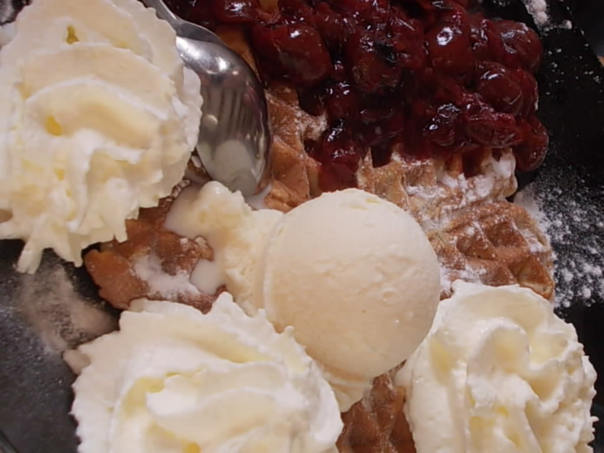 Der Kaffee ist fertig!!! - Waffeln mit heissen Kirschen und Sahne sind ...