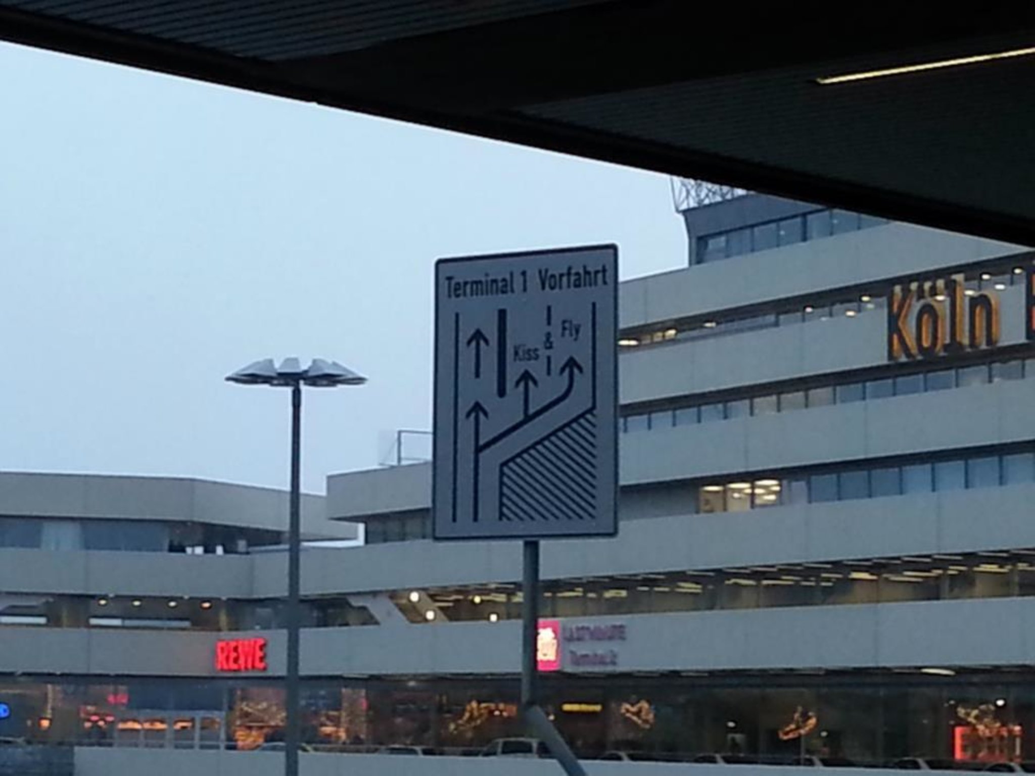 Flughafen Düsseldorf Abholen Kiss And Fly www.lokalkompass.de