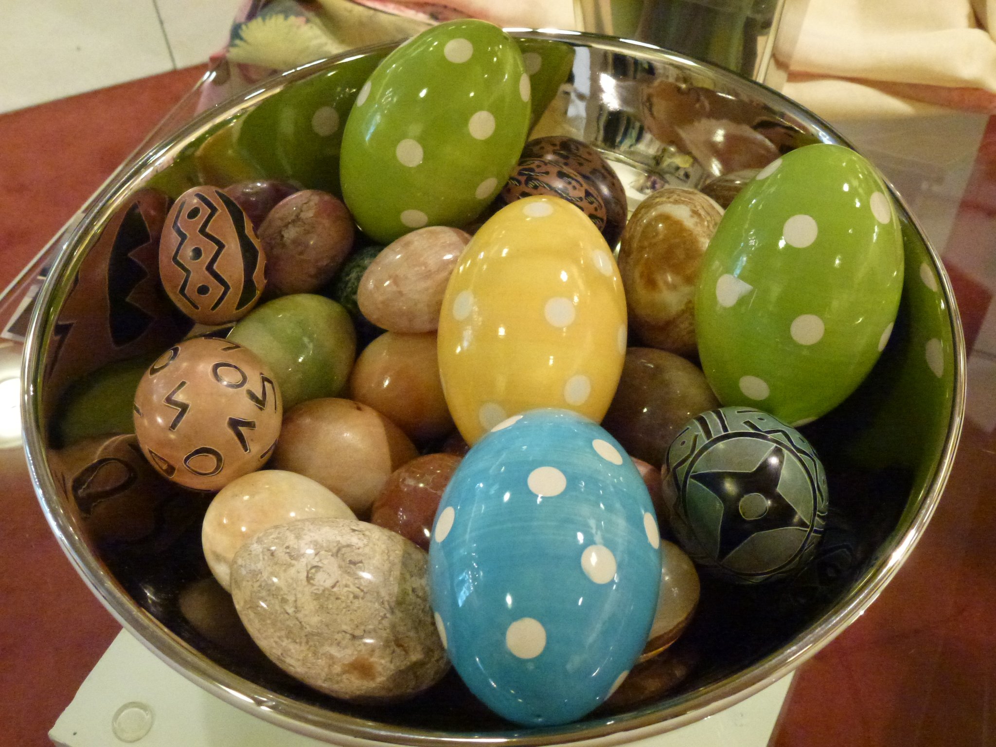 Schöne bunte Eier aus Keramik