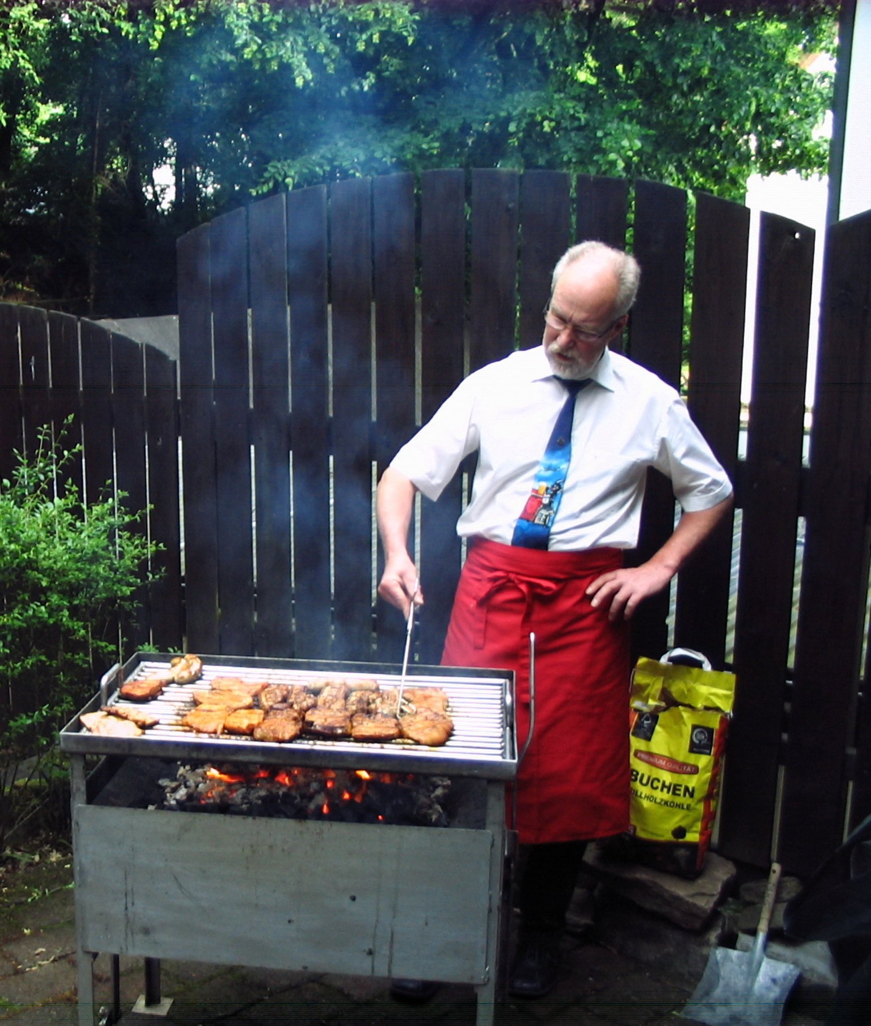 Der Grillmeister der MKG in Aktion