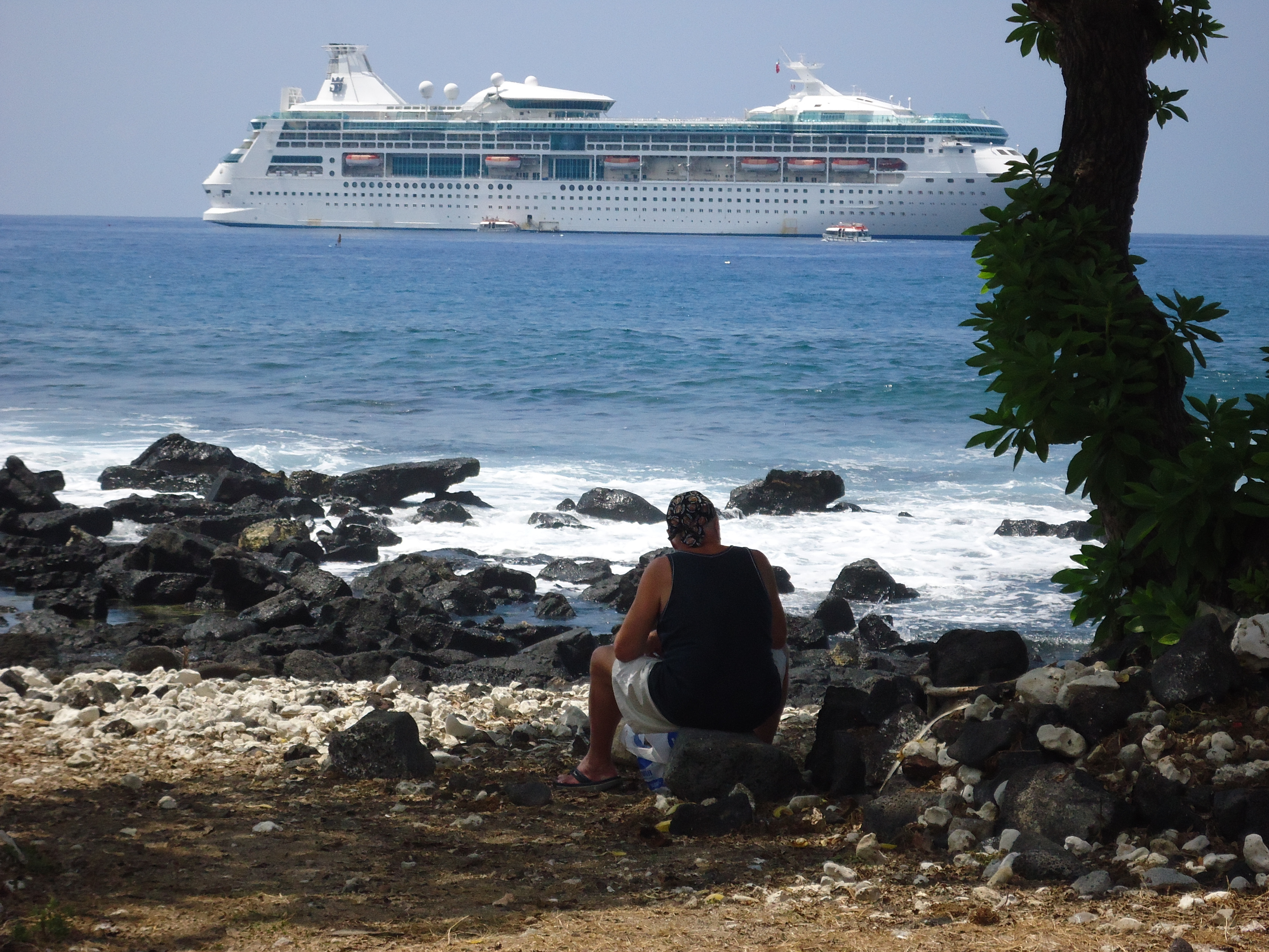strand auf hawaii - im hintergrund das passagierschiff rabsody of the sea