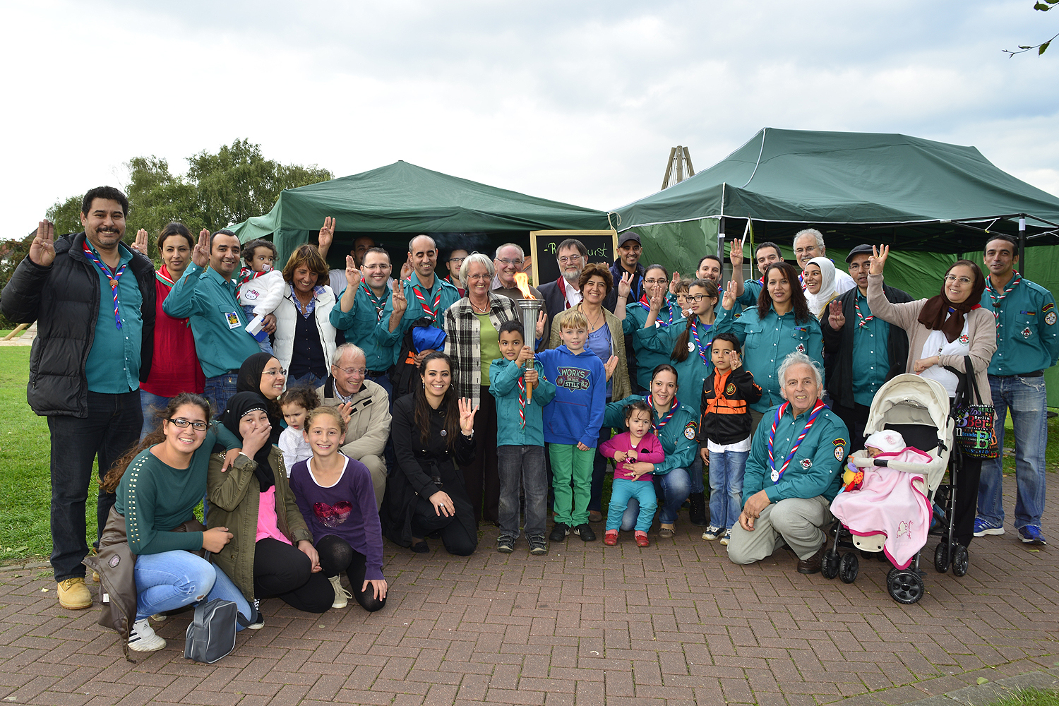 Unter dem Thema „Lichter der Hoffnung“, fand am Sonntag, dem 15. Sept. im Stadtteilpark an der Horster Str. der interkulturelle Friedenstag statt. Die stellvertretende Bürgermeisterin Brigitte Puschadel eröffnete den Interkulturellen Friedenstag um 15 Uhr. Zum Einsatz kam sogar eine echte Olympia-Fackel, (sieh. Bildmitte) Foto: Kariger
