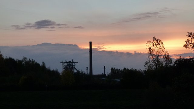 Sonnenaufgang an der Ruhr gegenüber der Henrichshütte Hattingen Winz-Baak