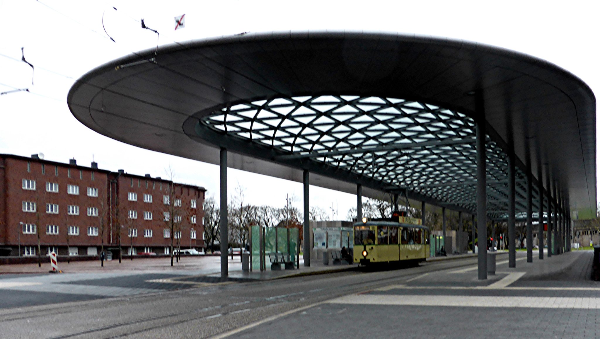 *HISTORISCHE STRAßENBAHN AUF DER FAHRT ZWISCHEN WANNEEICKEL UND BOCHUM*