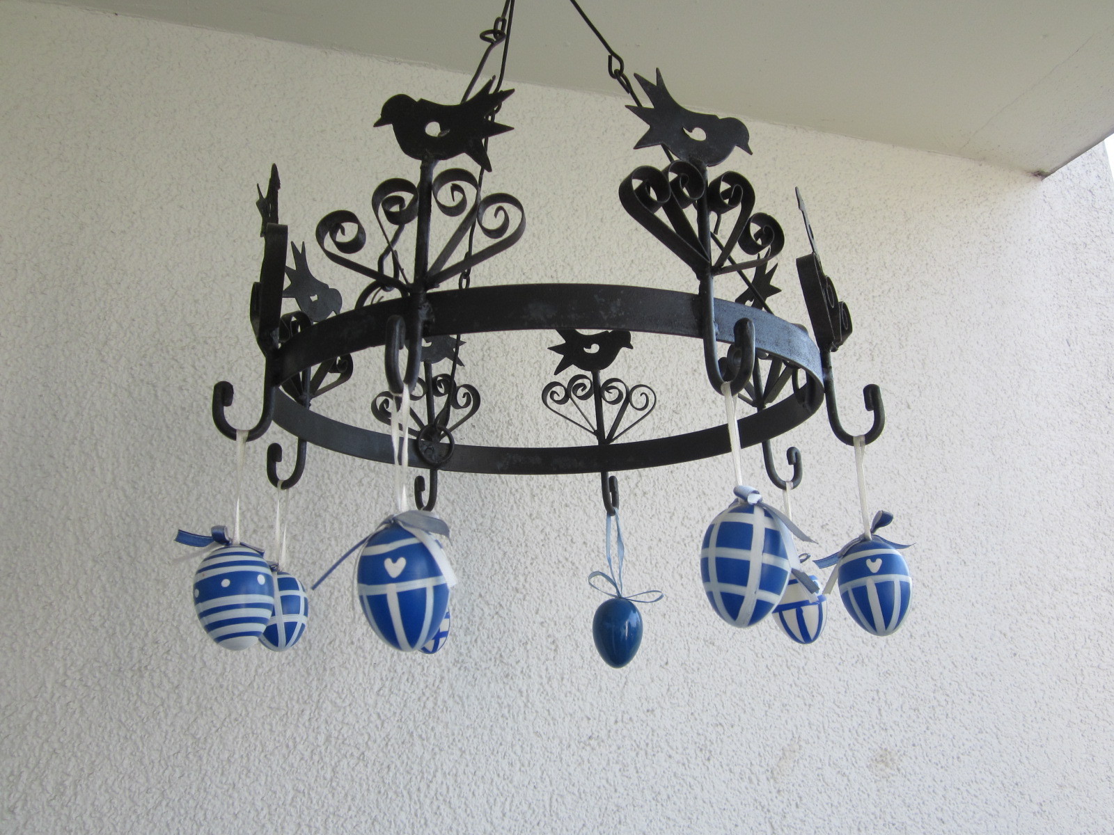 zu Ostern 2014 diesen Balkon, Vogelkrone-OSTER-Gruß aus GLA. Und eine gute folgende Oster-Woche !