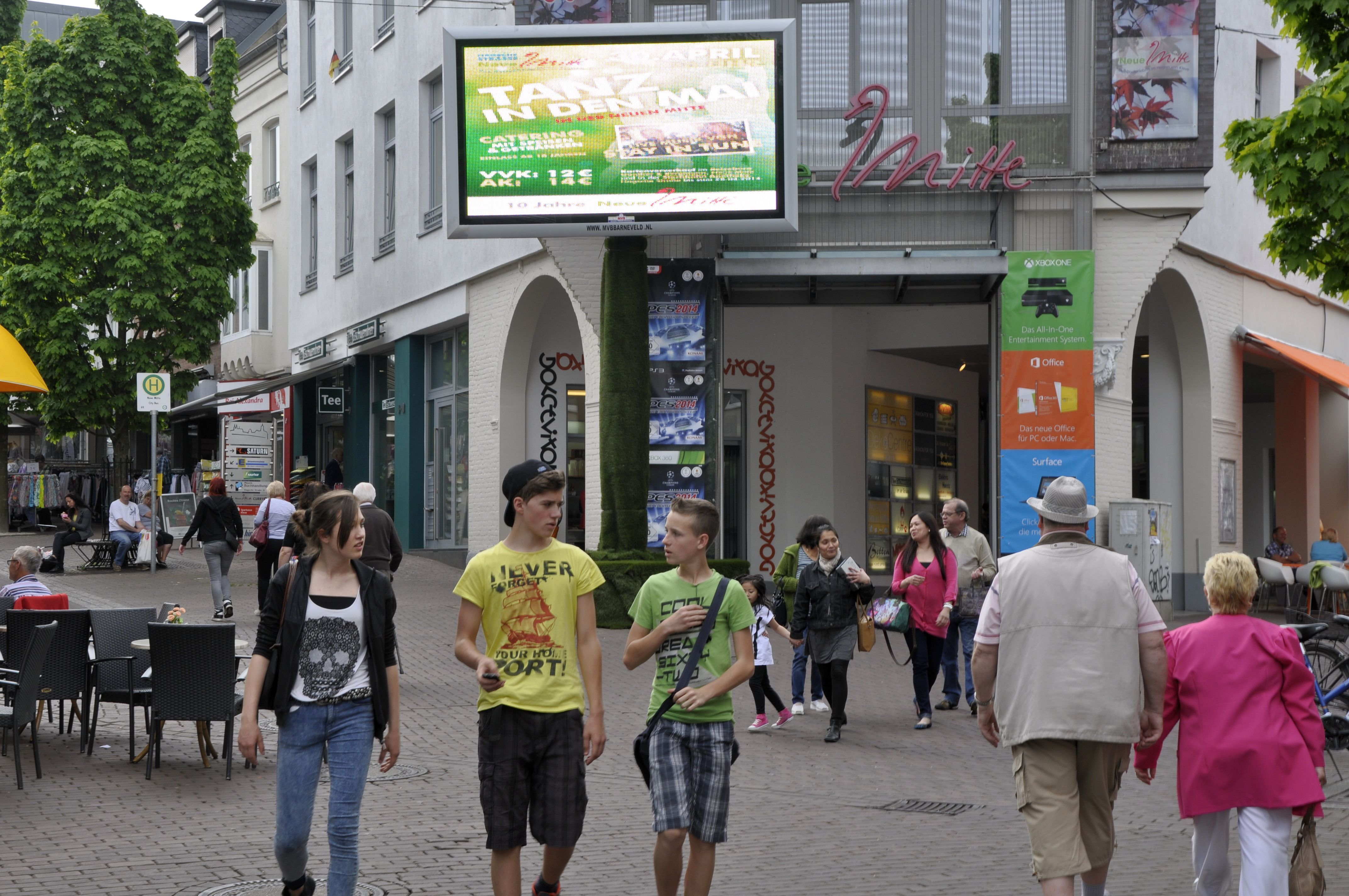 Der Rat der Stadt Kleve hat entschieden. Sollte die Klever Innenstadt durch die neue Satzung eigentlich nicht "entmüllt" werden? Und jetzt dieses "Monster". Kollege Ralf Daute stellt fest: http://www.kleveblog.de/2014/04/sondernutzungssatzung-real-angewandt/