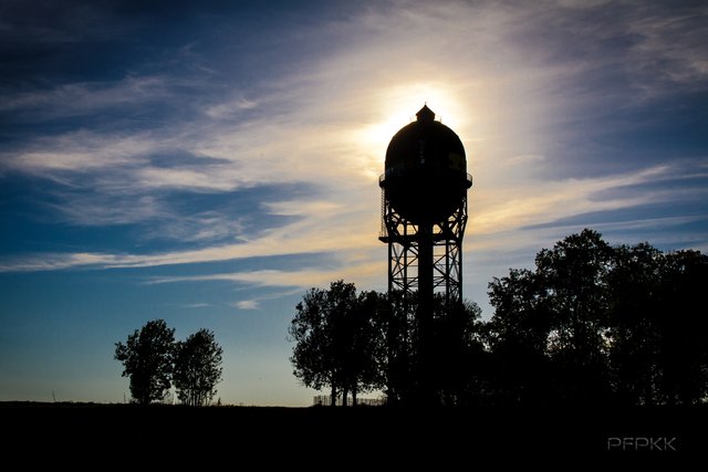 Das Lanstroper Ei bei Sonnenuntergang. Auf einem kleinen Rundweg kann man das Ei von allen Seiten betrachten.