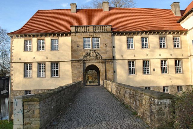 Brücken zu welchem Schloss führt diese Brücke? Bitte ratet alle mit!