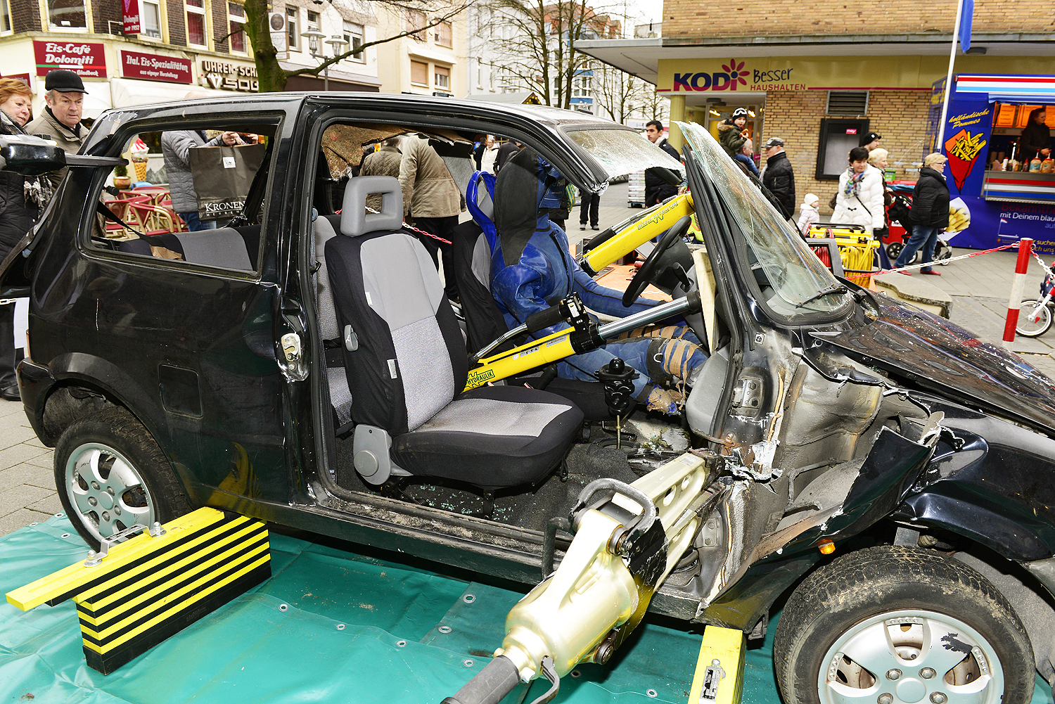 ... wäre fast gegangen, hätte die Feuerwehr die Rettungs-Hydraulik-Knabber an den Öl-Hochdruck-Kompressor angeschlossen. Foto: Kariger