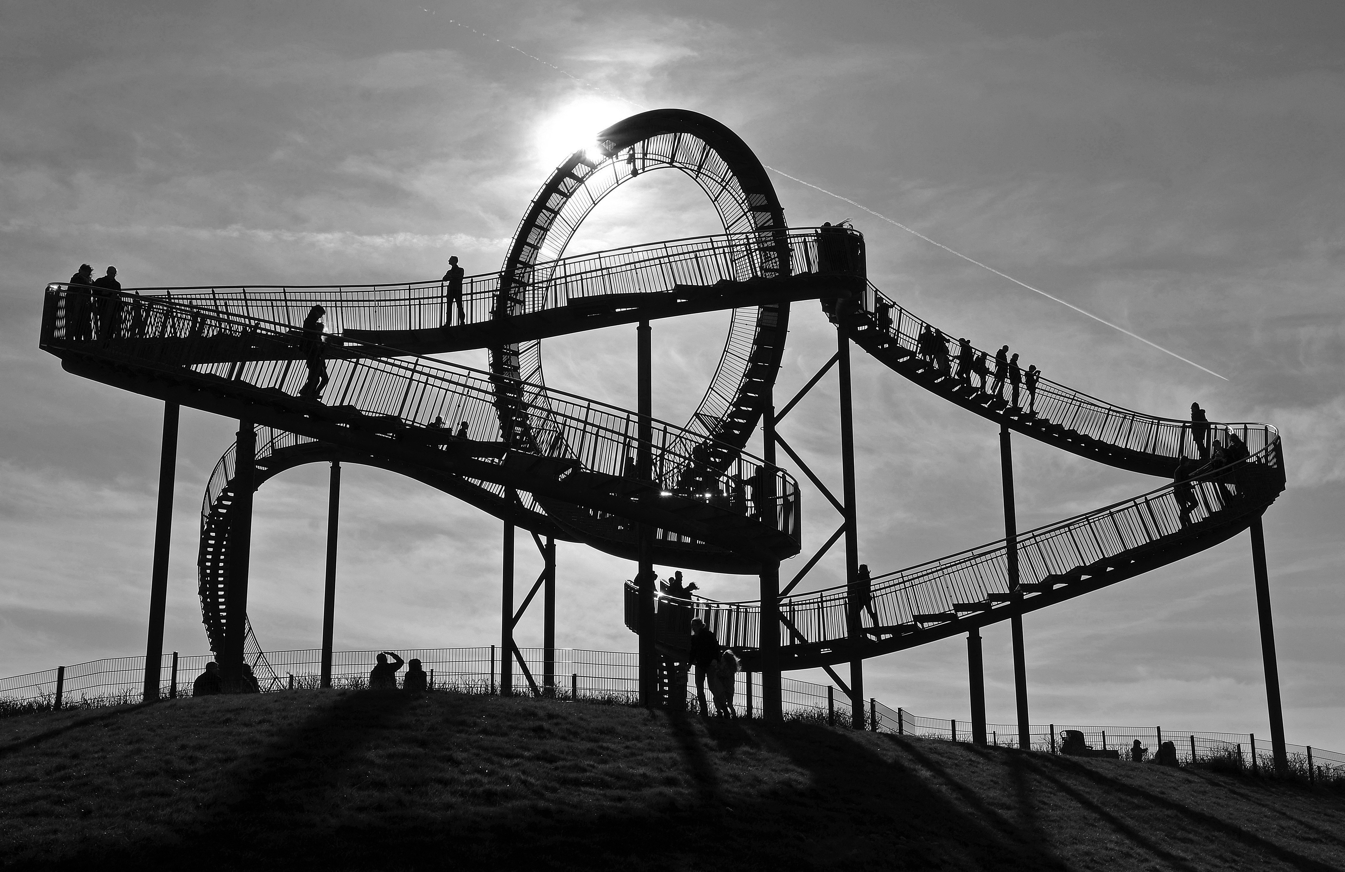 Die begehbare Großskulptur in Duisburg, die an eine Achterbahn erinnert, entstand im Jahr 2010 im Rahmen des Projekts "RUHR 2010 - Kulturhauptstadt Europas".
