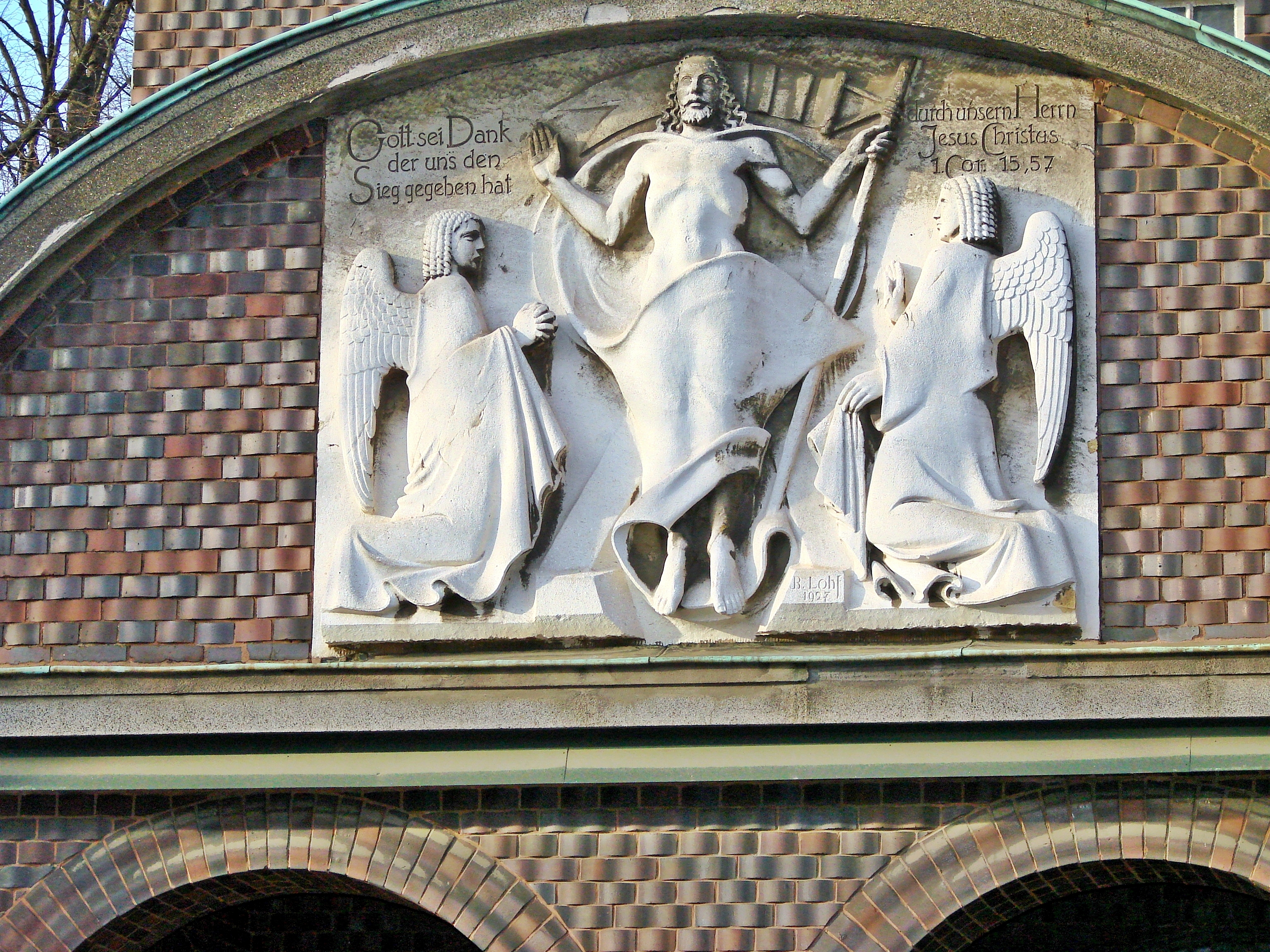 Über dem Eingang der Dankeskirche in Düsseldorf-Bernath.